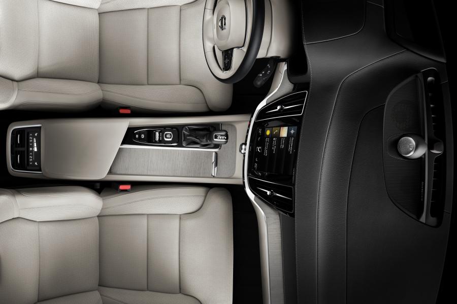 Интерьер Volvo S60 T6 Inscription 2018 года  (WW) (фото 32 из 65)